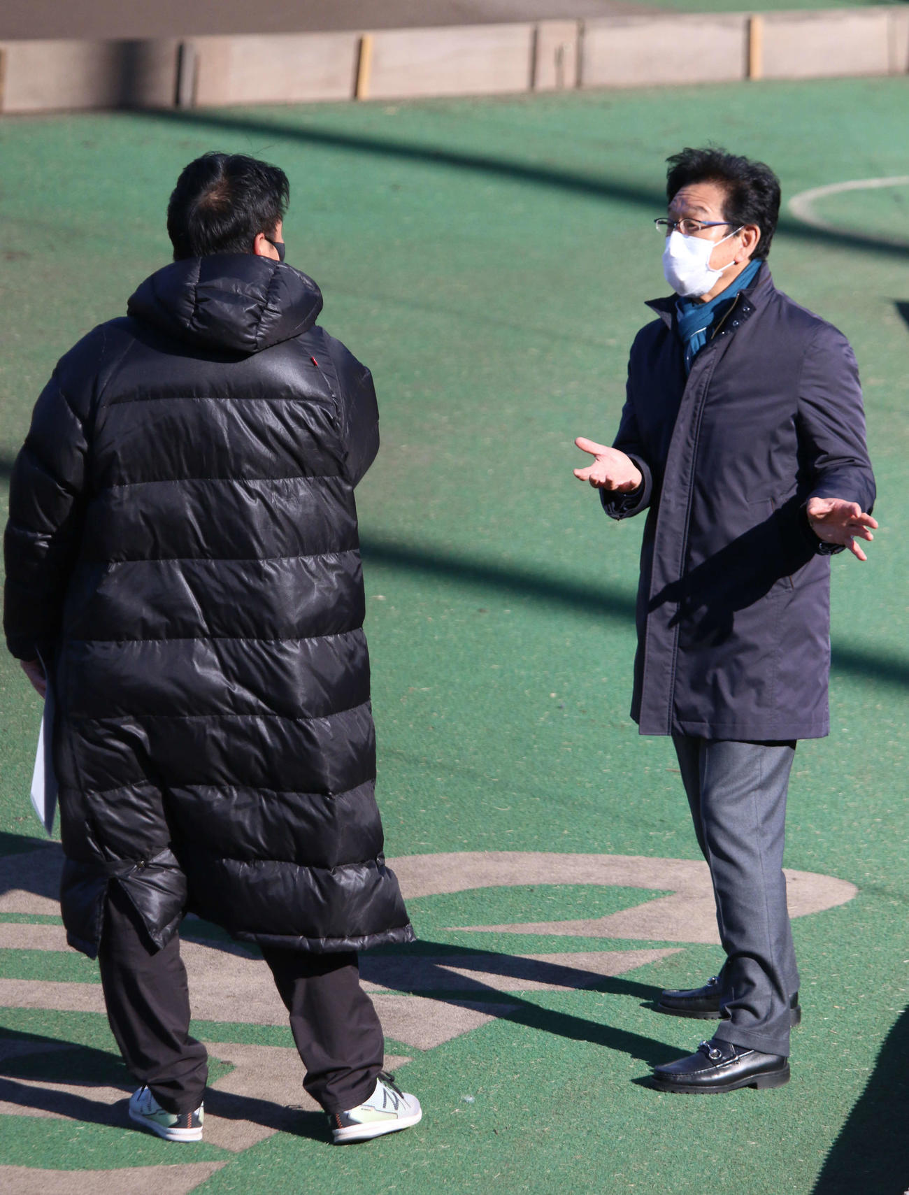 鎌ケ谷を訪れ日本ハム金子野手総合コーチ（左）と話をする栗山監督（撮影・木下大輔）
