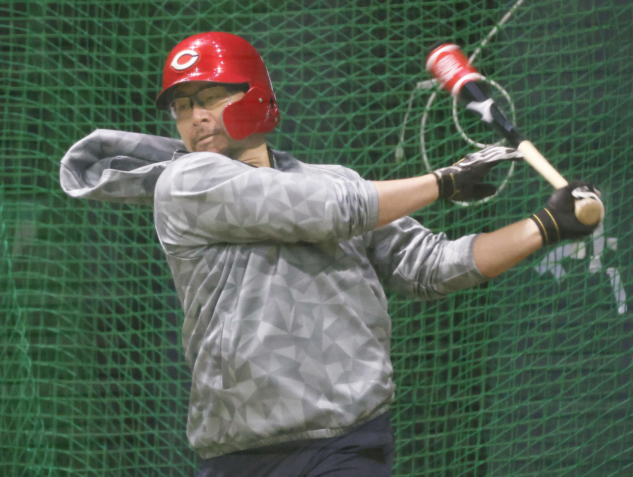 プロ野球広島　自主トレ　打撃練習をする会沢（撮影・加藤孝規）