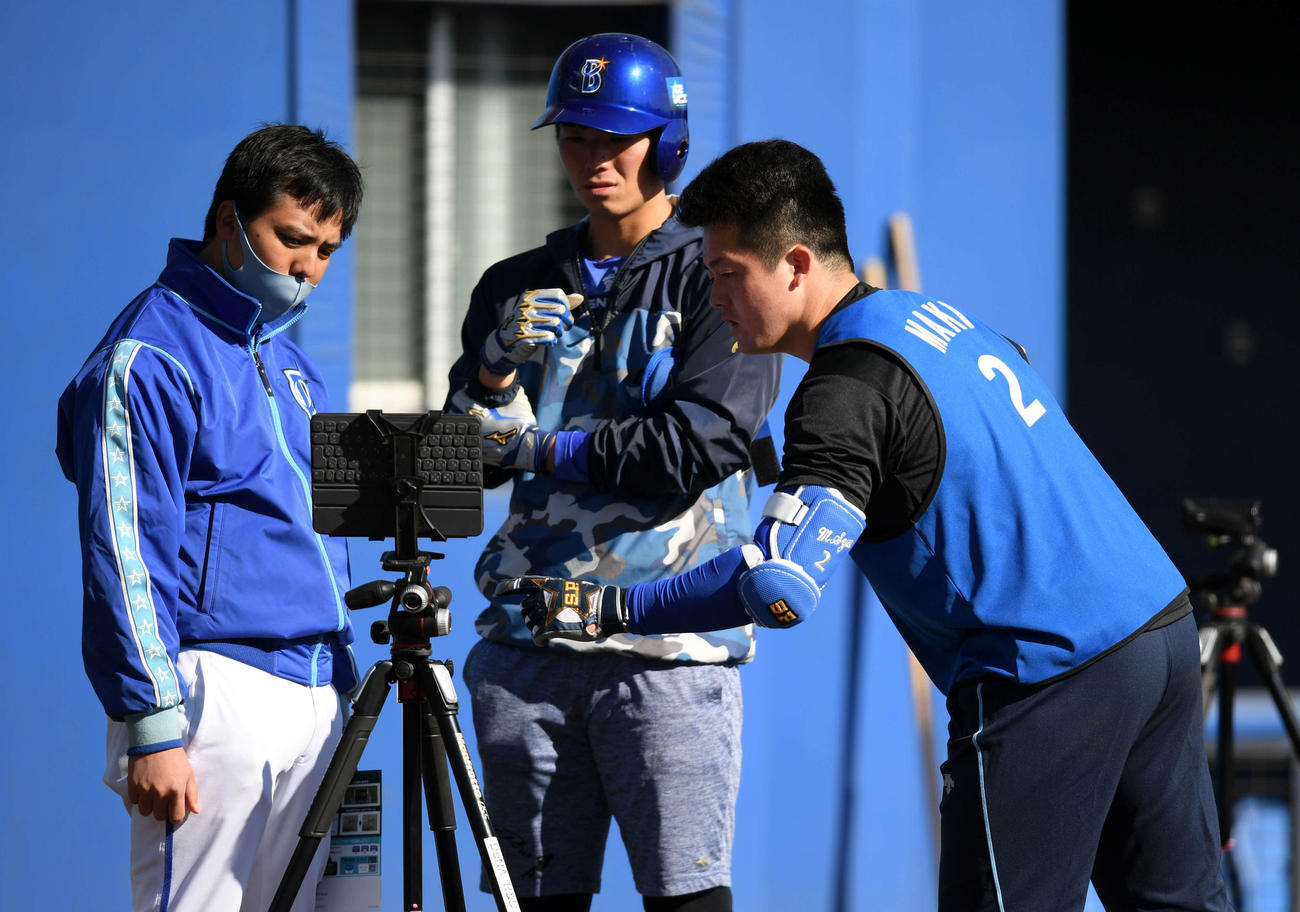 新人合同自主トレでティー打撃を終え、データを確認するDeNA牧（右）（撮影・横山健太）