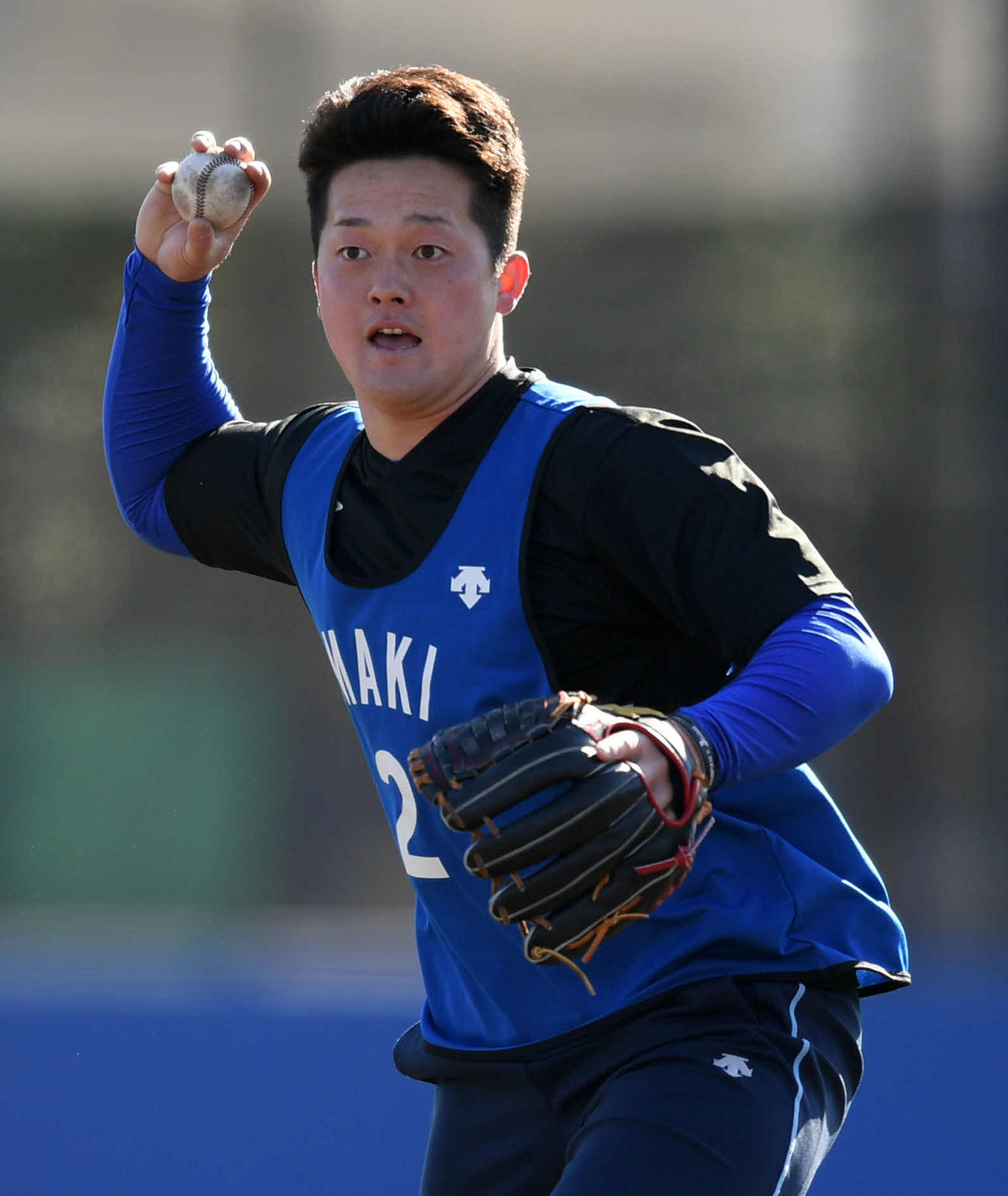 新人合同自主トレのノックで軽快な動きを見せるDeNA牧（撮影・横山健太）