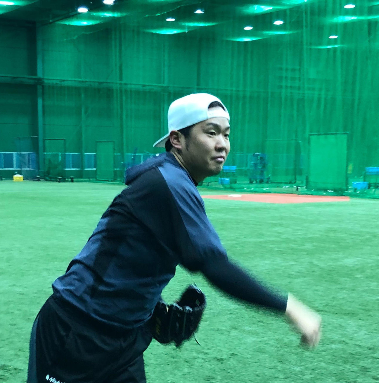 室内練習場での自主トレを公開した阪神西勇（球団提供）