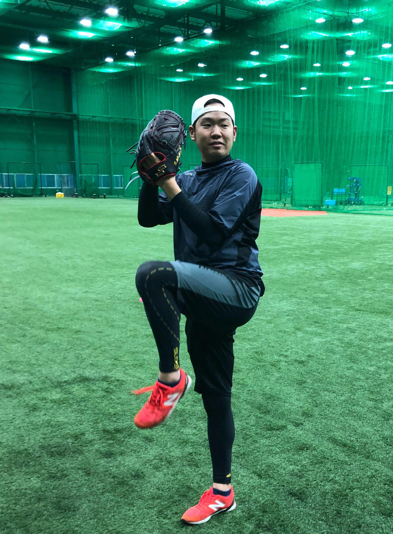 室内練習場での自主トレを公開した阪神西勇（球団提供）