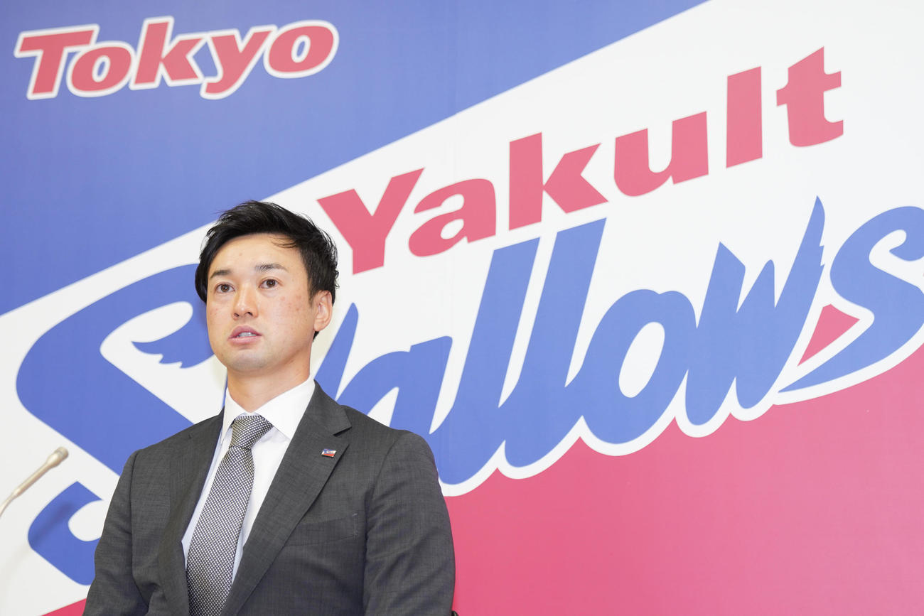 契約を更改し、取材に応じるヤクルト石山（2020年12月2日代表撮影）