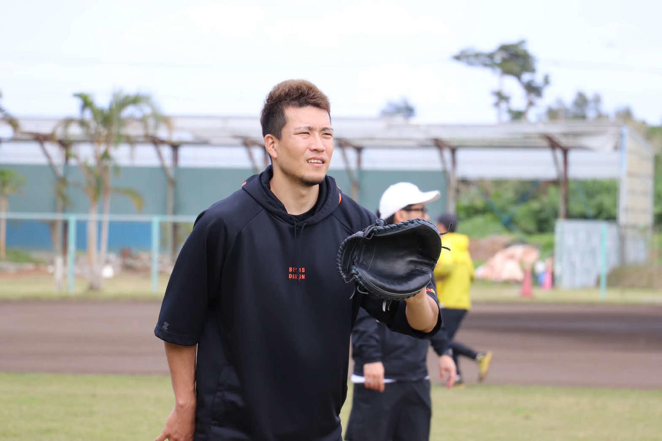 自主トレでキャッチボールするソフトバンク千賀（球団提供）