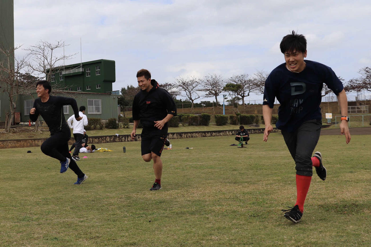 自主トレでダッシュするソフトバンクの、右から石川、千賀、川原（球団提供）