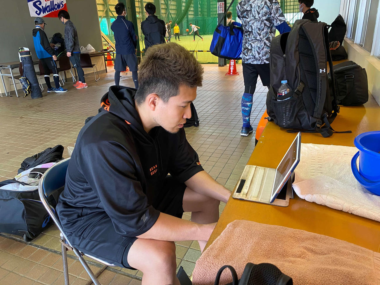 自主トレ先の宮古島でオンライン取材に対応するソフトバンク千賀（球団提供）