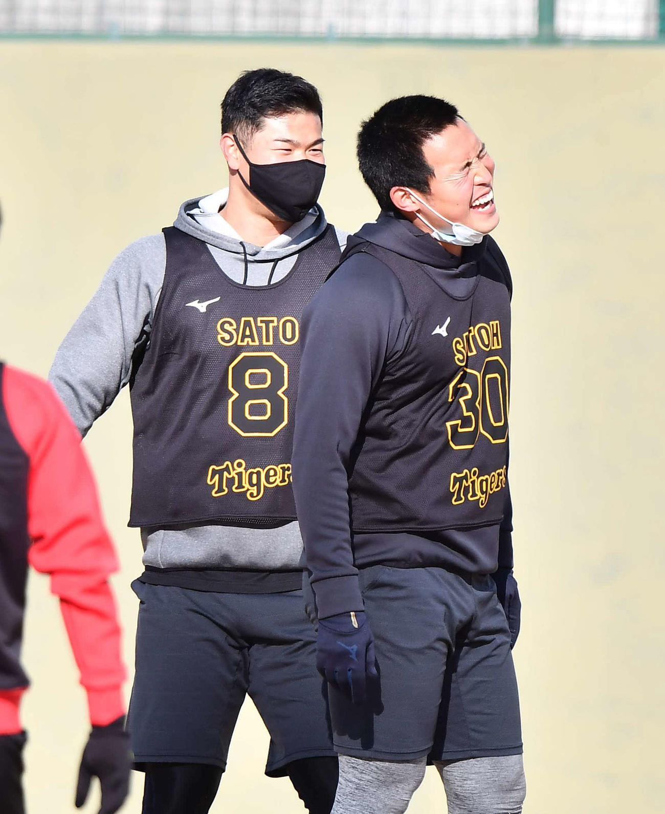 佐藤輝（左）と笑顔を見せる佐藤蓮（代表撮影）