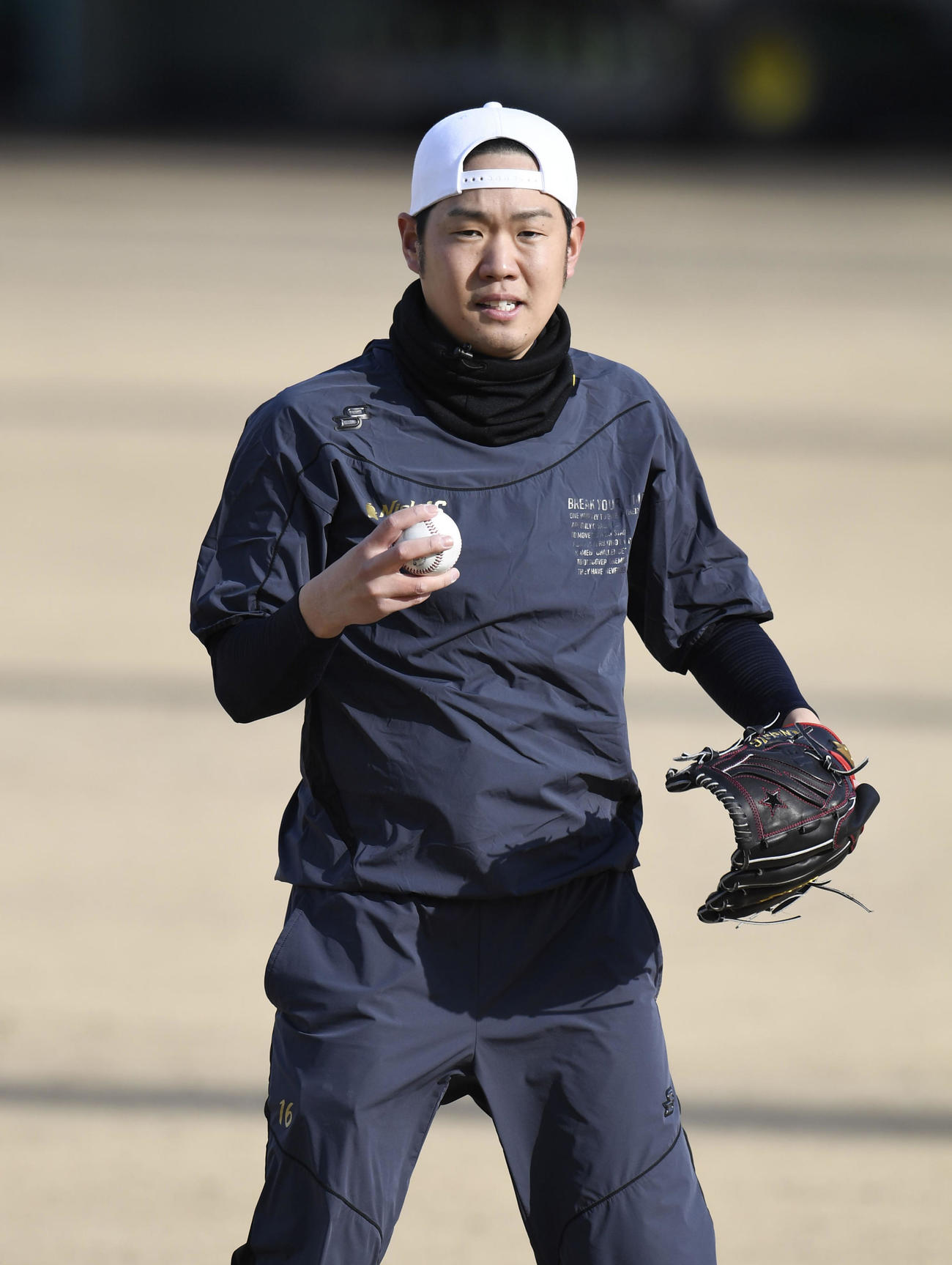 キャッチボールをする阪神西勇輝（2021年1月17日代表撮影）