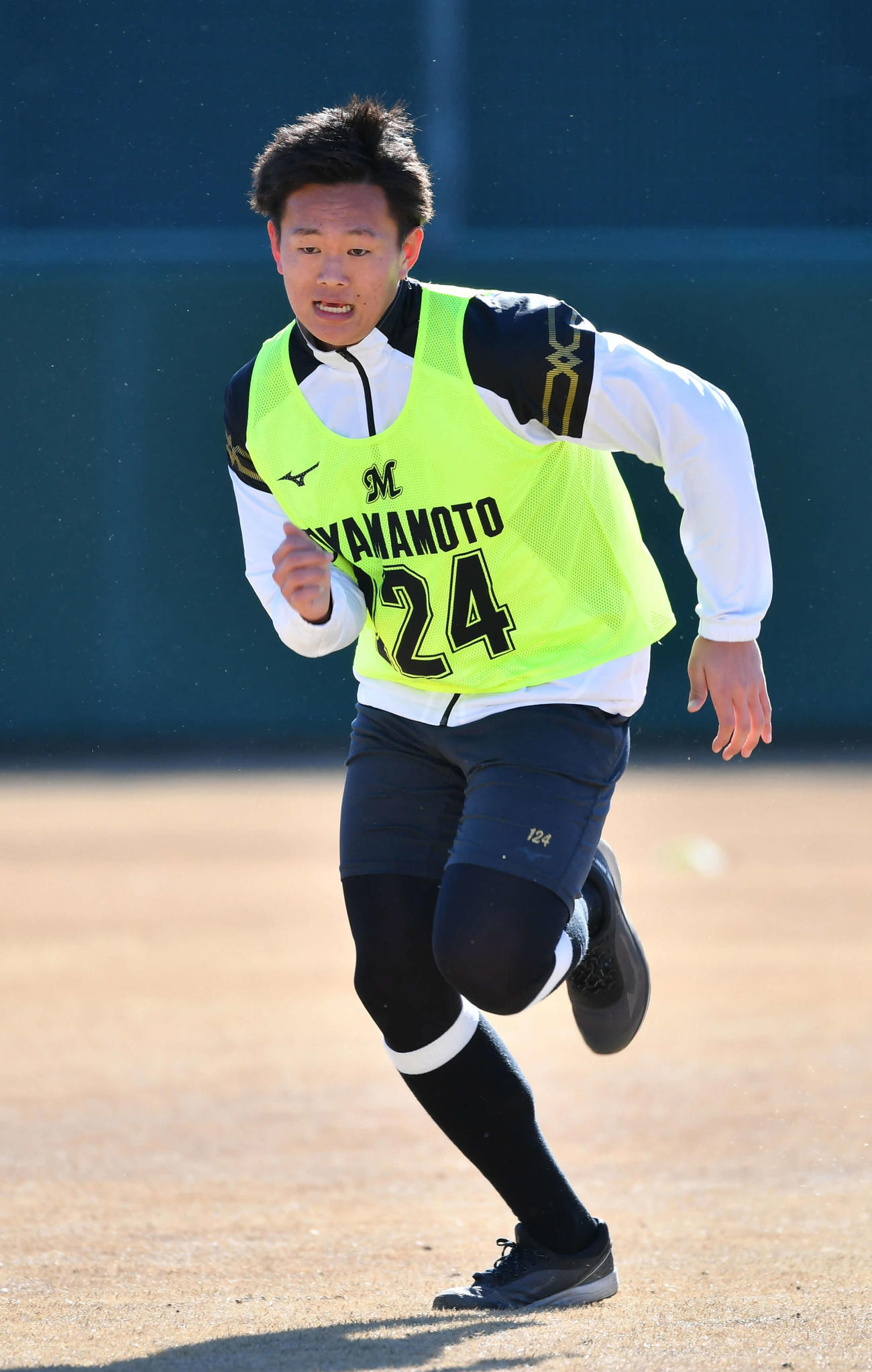 ロッテ新人合同自主トレでランニングする山本（代表撮影）