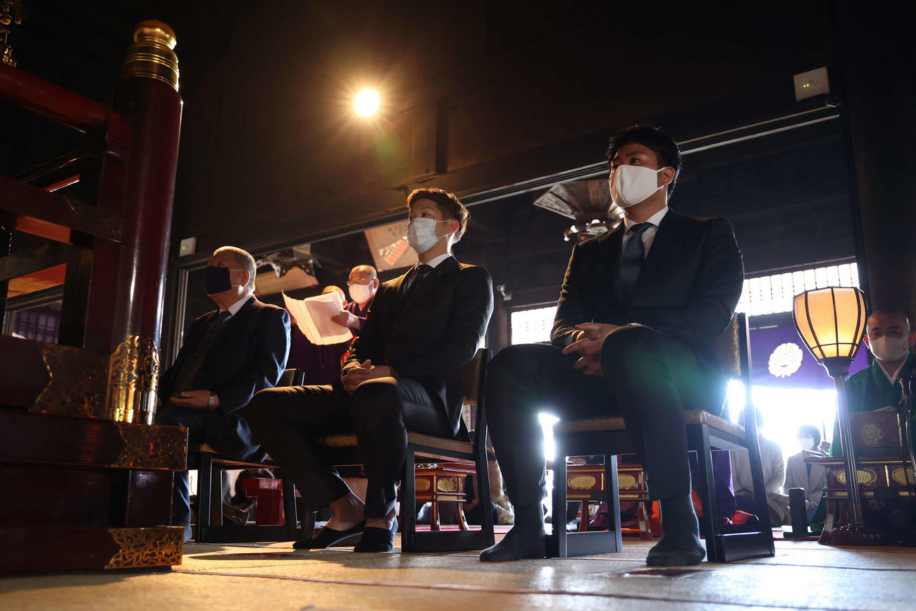 成田山名古屋別院大聖寺で必勝祈願を行う左から矢野球団社長、京田、木下拓（代表撮影）