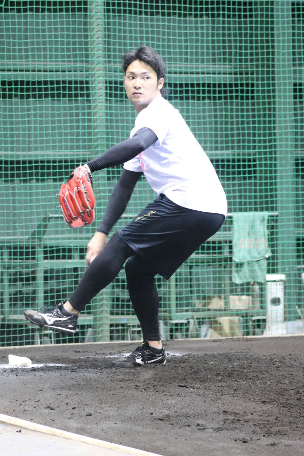 新人合同自主トレで初めて捕手を座らせて投球練習した日本ハムのドラフト1位伊藤（球団提供）