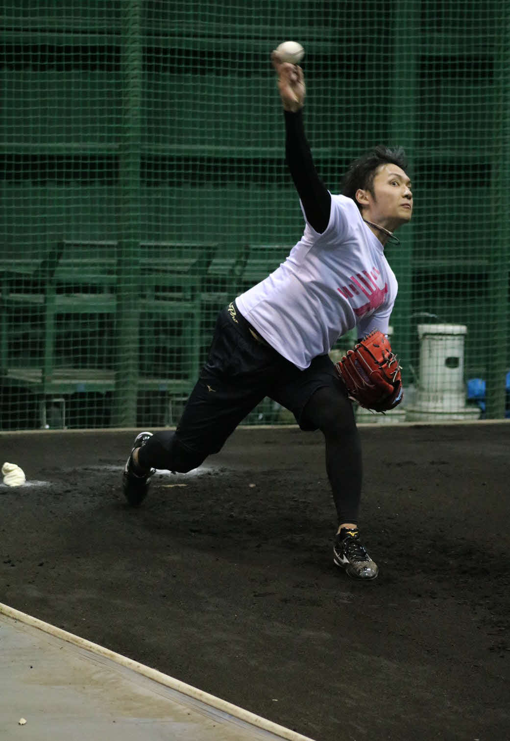 新人合同自主トレで初めて捕手を座らせて投球練習した日本ハムのドラフト1位伊藤（球団提供）