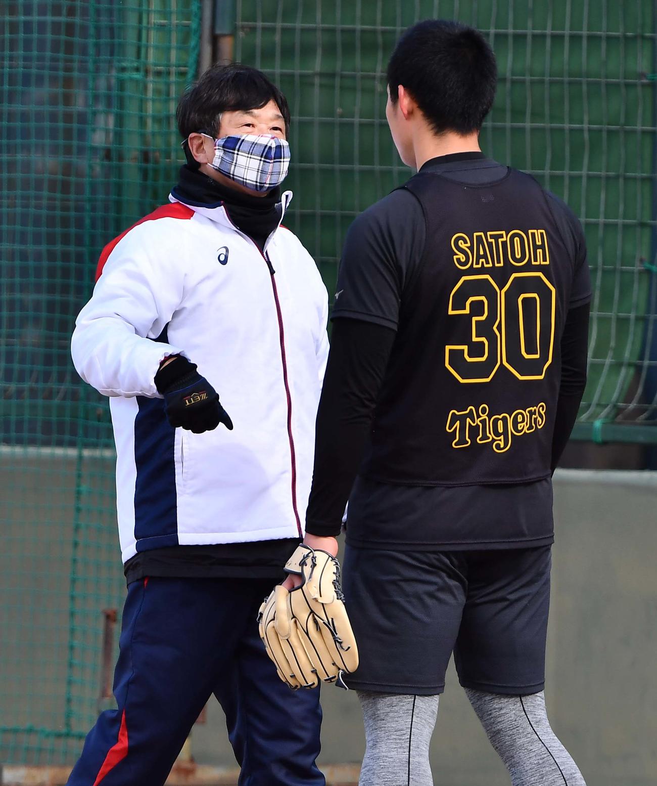 ブルペンでの投球練習を終えた佐藤蓮に声を掛ける平田2軍監督（代表撮影）