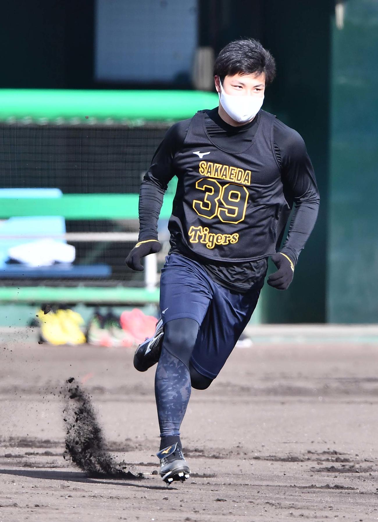 ベースランニングをして汗を流す栄枝（代表撮影）