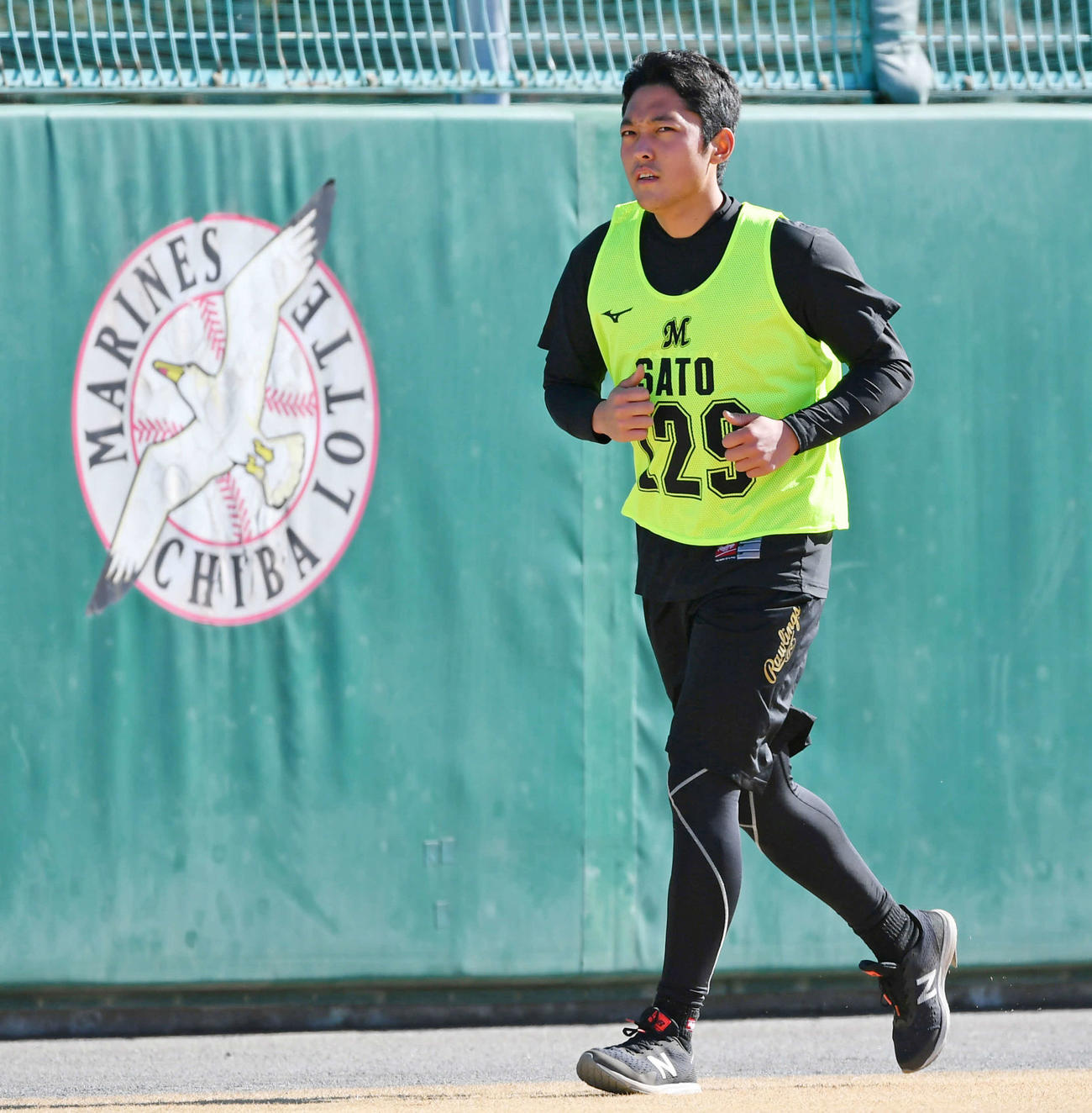 ロッテ新人合同自主トレでランニングする佐藤（代表撮影）
