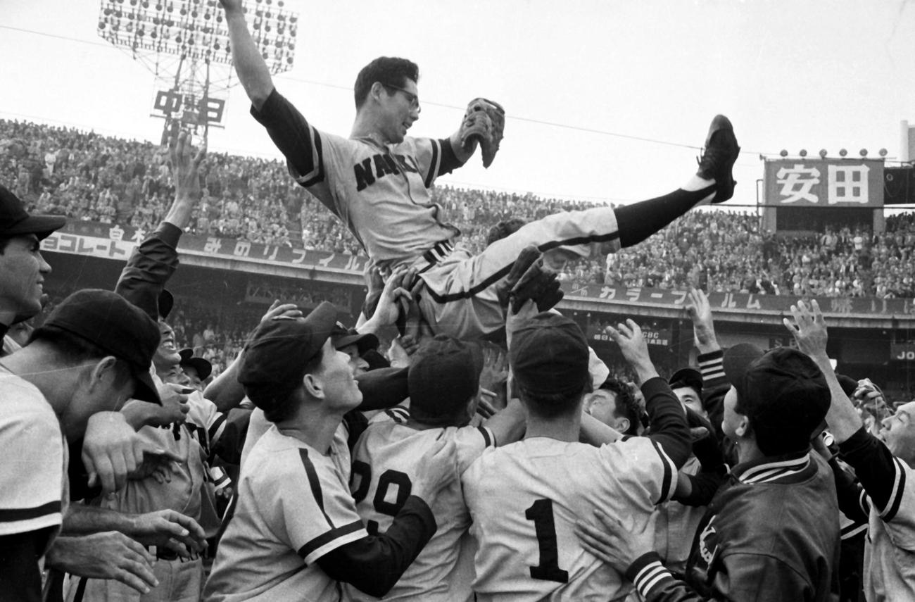 日本シリーズ第4戦　巨人対南海　4連投4連勝で日本一を決め胴上げされる南海杉浦忠（1959年10月29日）
