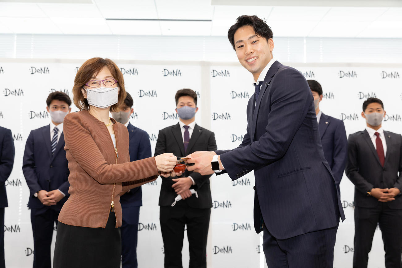 DeNA本社で名刺交換する南場オーナー（左）と入江（C）DeNA