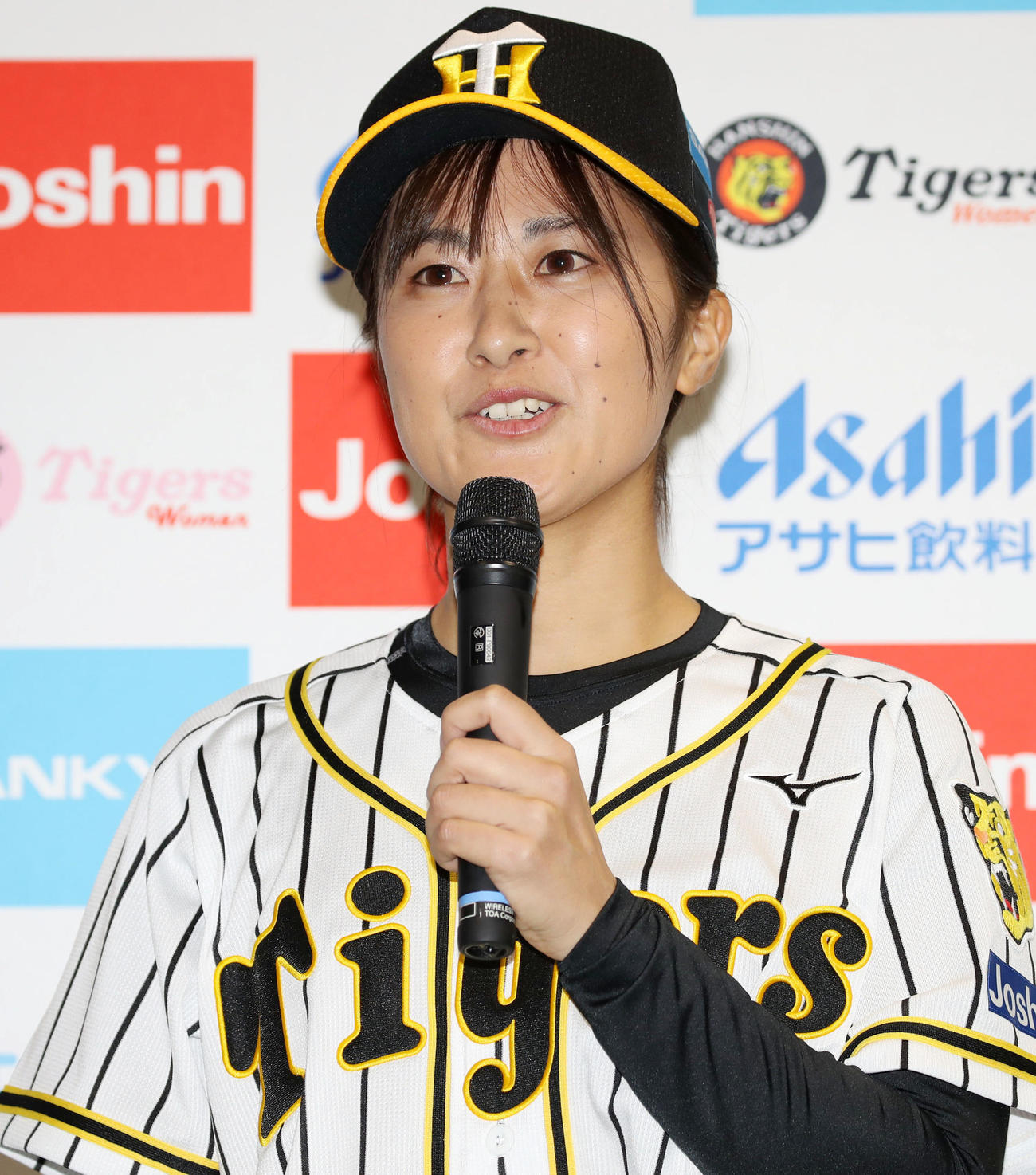 阪神タイガースWomenのユニホームと背番号発表会見であいさつする三浦伊織（撮影・加藤哉）