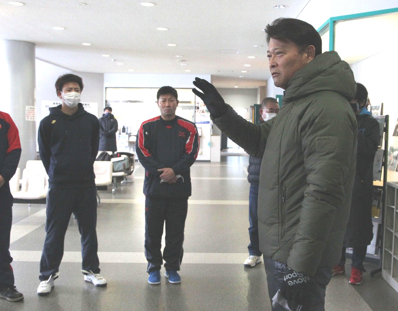 選手を集めて話をする橋上監督