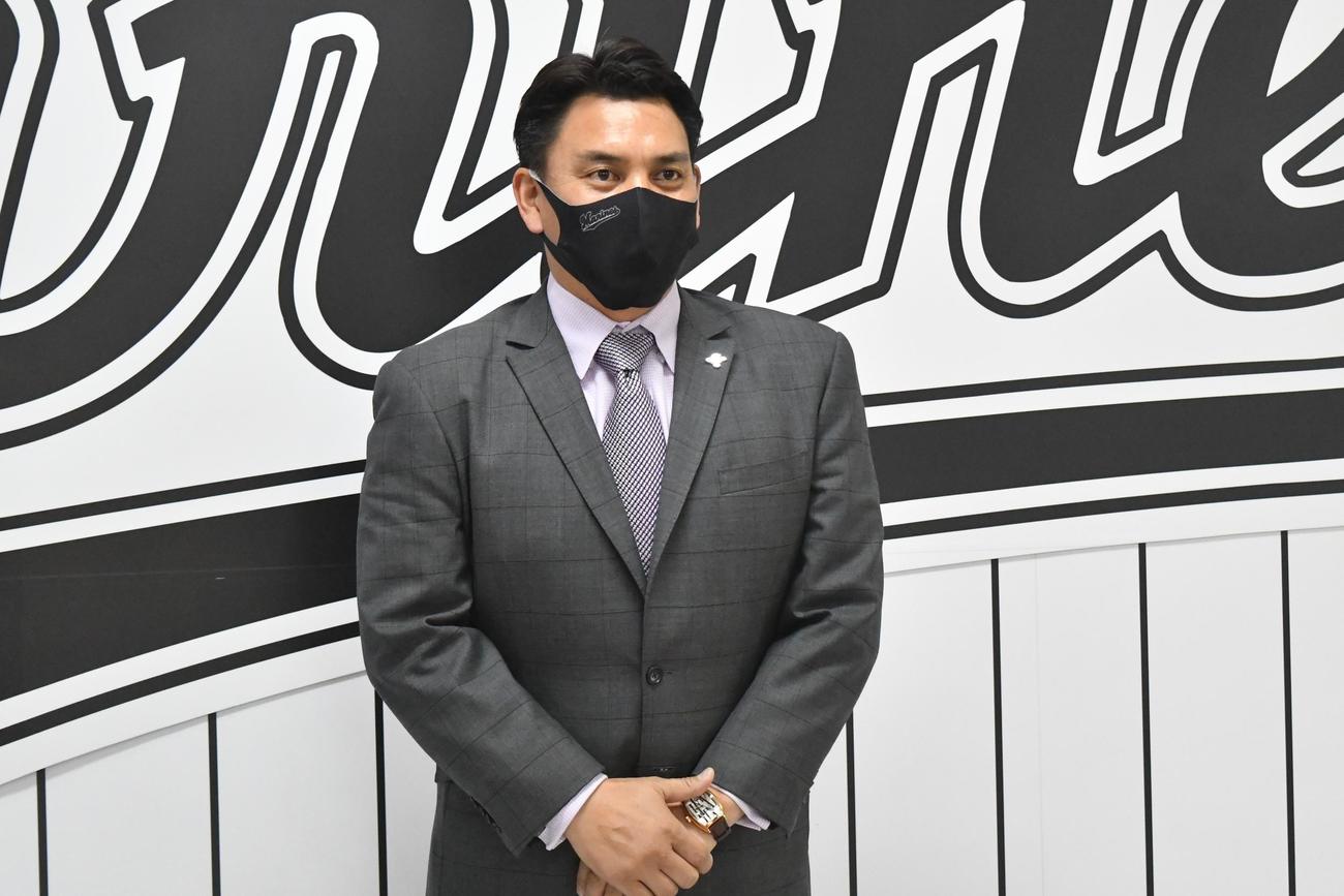 監督会議を終え代表取材に応じるロッテ井口監督（代表撮影）