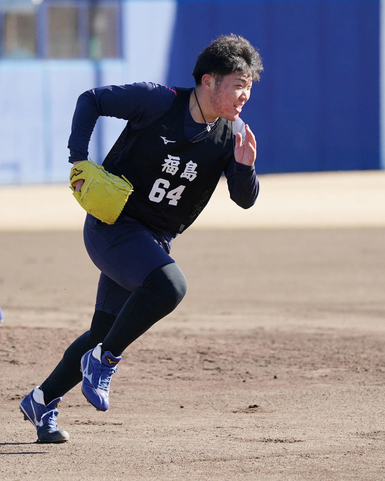 ノックを受けベースカバーに向かう福島章太（撮影・森本幸一）