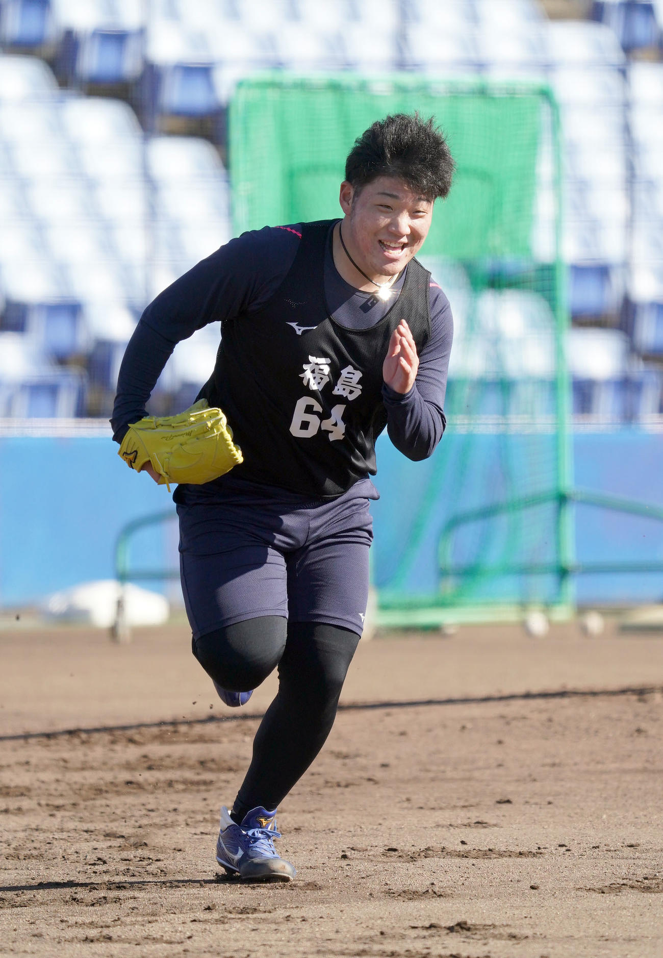 ノックを受けベースカバーに向かう福島章太（撮影・森本幸一）
