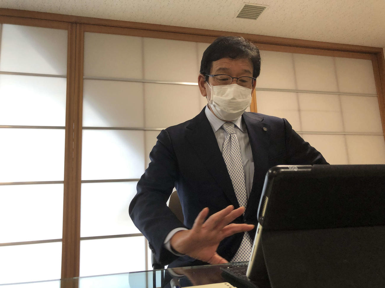 12球団監督会議後にオンライン取材に対応する日本ハム栗山監督（球団提供）