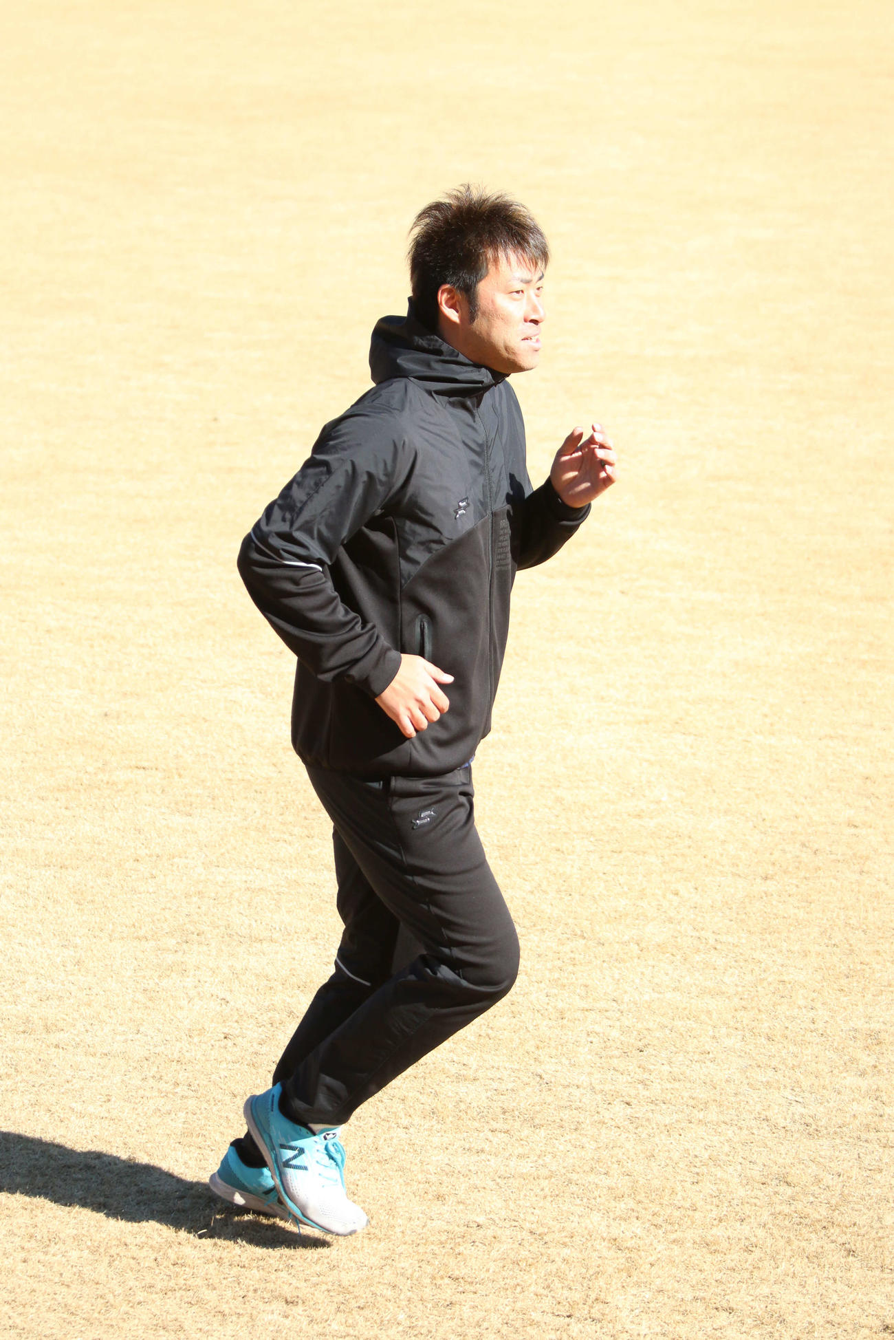 鎌ケ谷で自主トレ中の日本ハム秋吉（撮影・木下大輔）