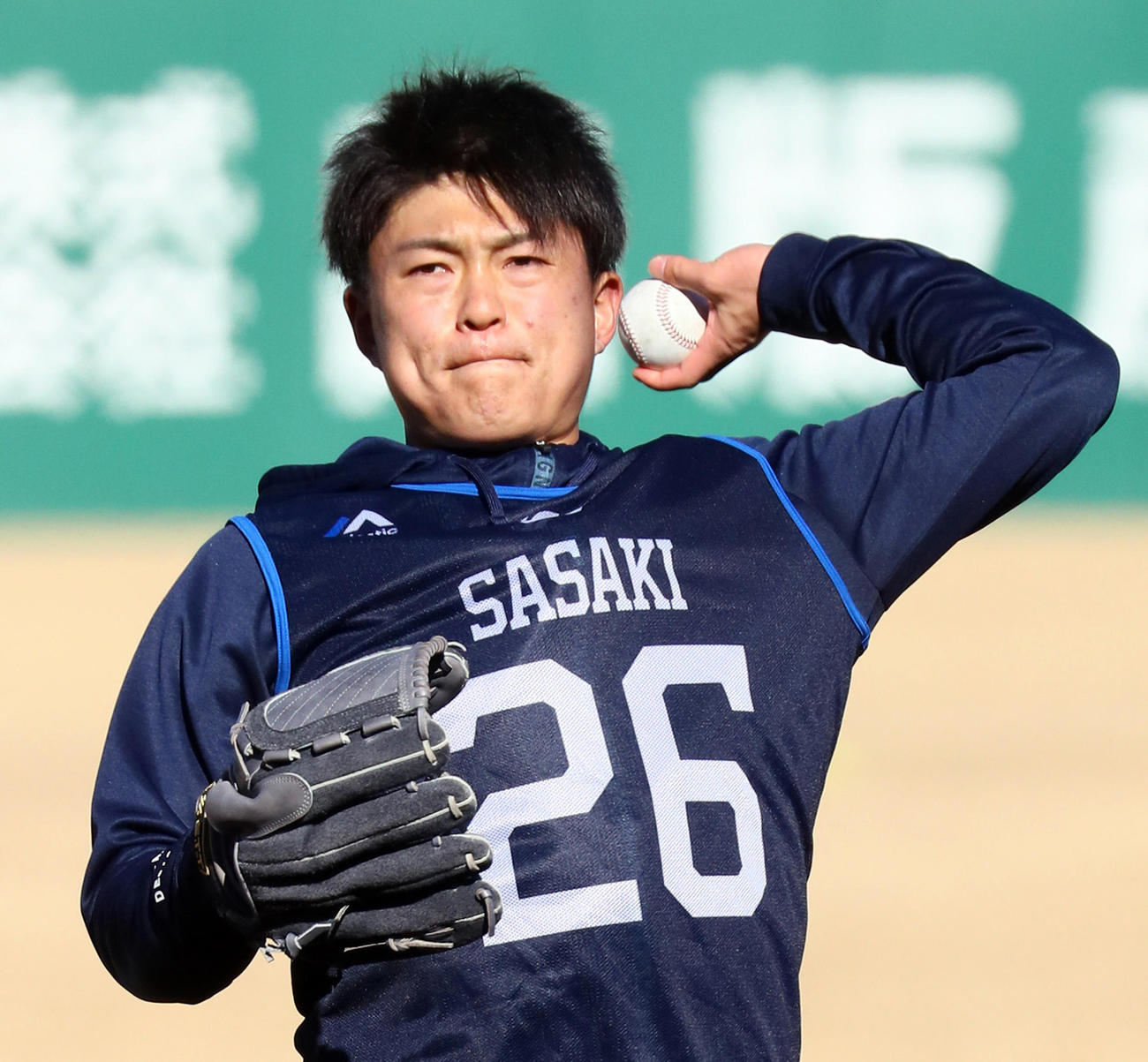 新人合同自主トレでキャッチボールする西武佐々木（代表撮影）