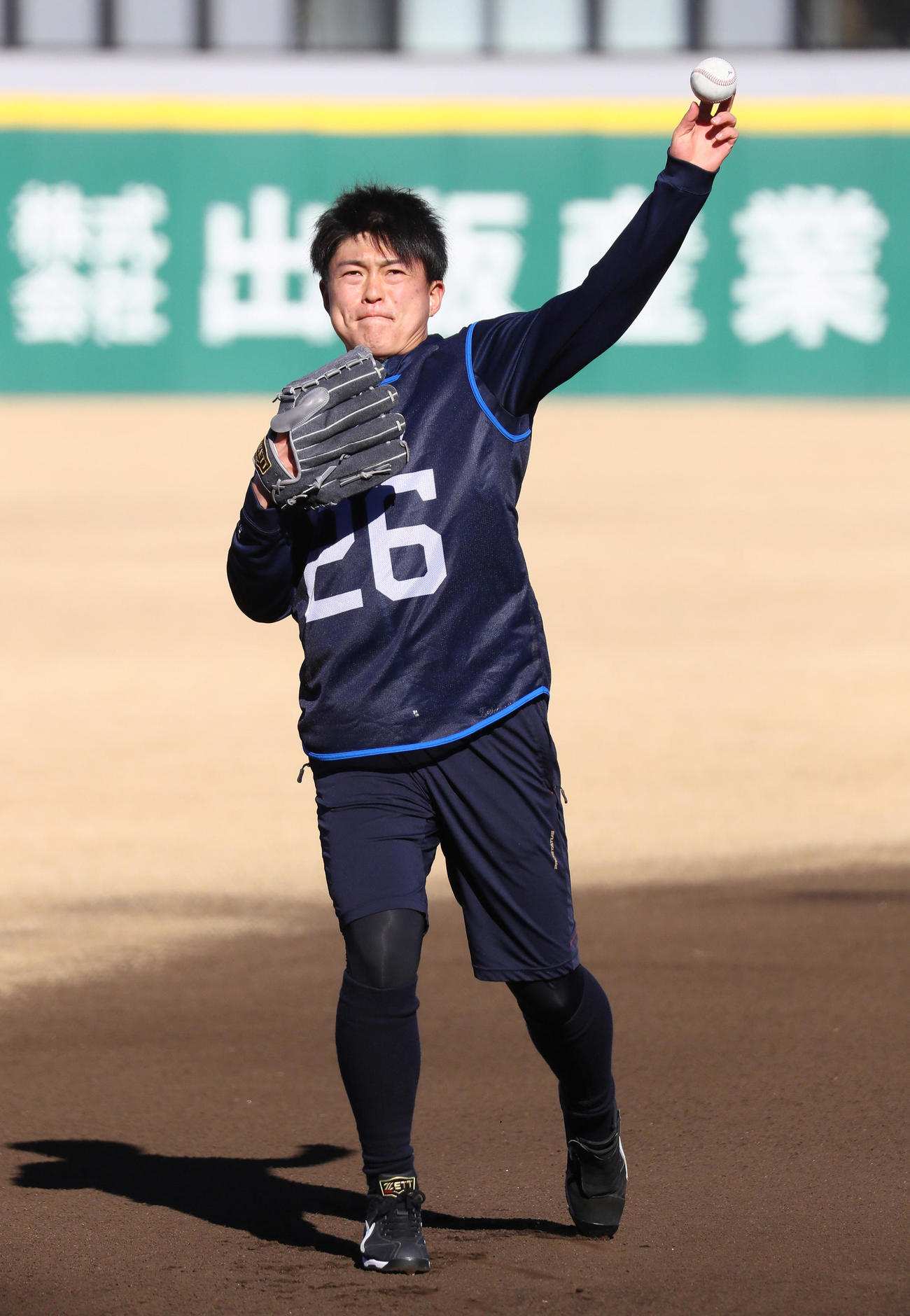 新人合同自主トレでキャッチボールする西武佐々木（代表撮影）
