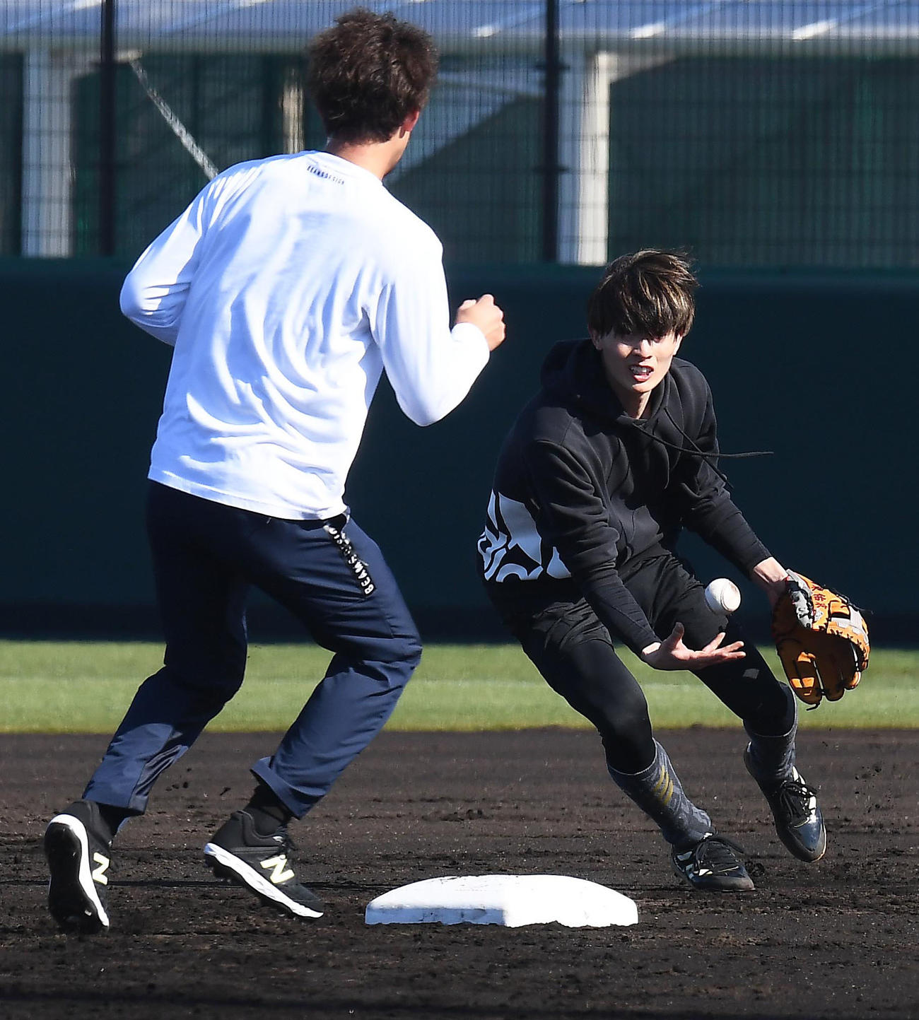 ノックで軽快な動きを見せる周東佑京（代表撮影）