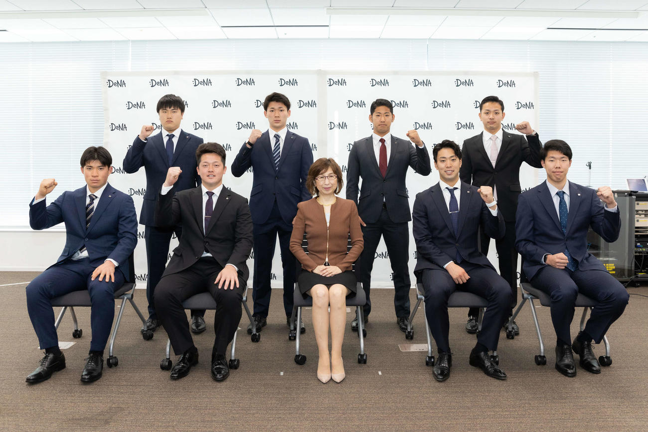 DeNA本社を訪問した新人選手たちは南場オーナー（前列中央）と記念撮影。前列左から小深田、牧、1人おいて入江、松本、後列左から加藤、高田、池谷、石川（C）DeNA