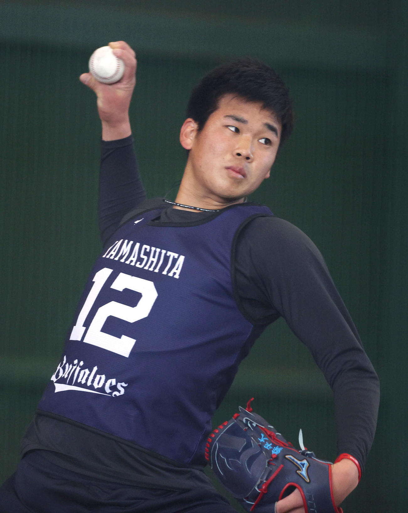 ブルペンで投球するオリックス山下舜平大（代表撮影）