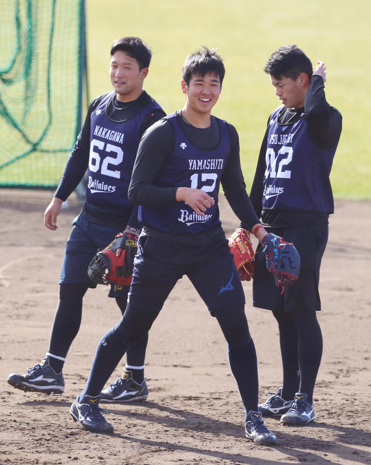 新人合同自主トレ中、笑顔を見せるオリックス山下（中央）（代表撮影）