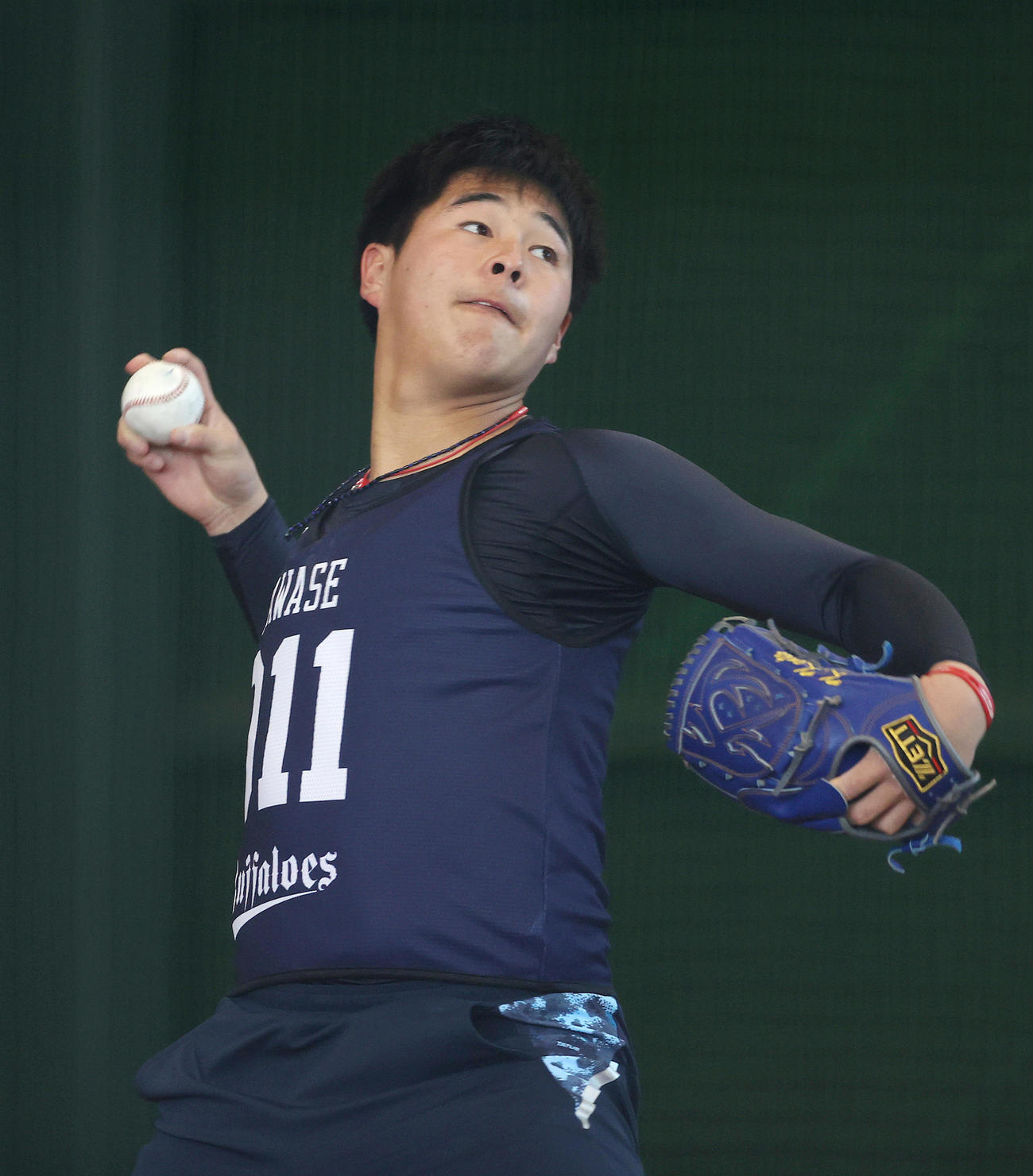 新人合同自主トレのブルペンで投げるオリックス川瀬（代表撮影）