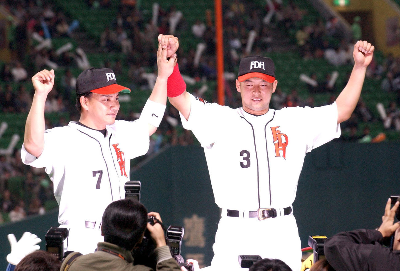 04年、ダイエー時代にお立ち台に上がった井口資仁と松中信彦は笑顔で万歳