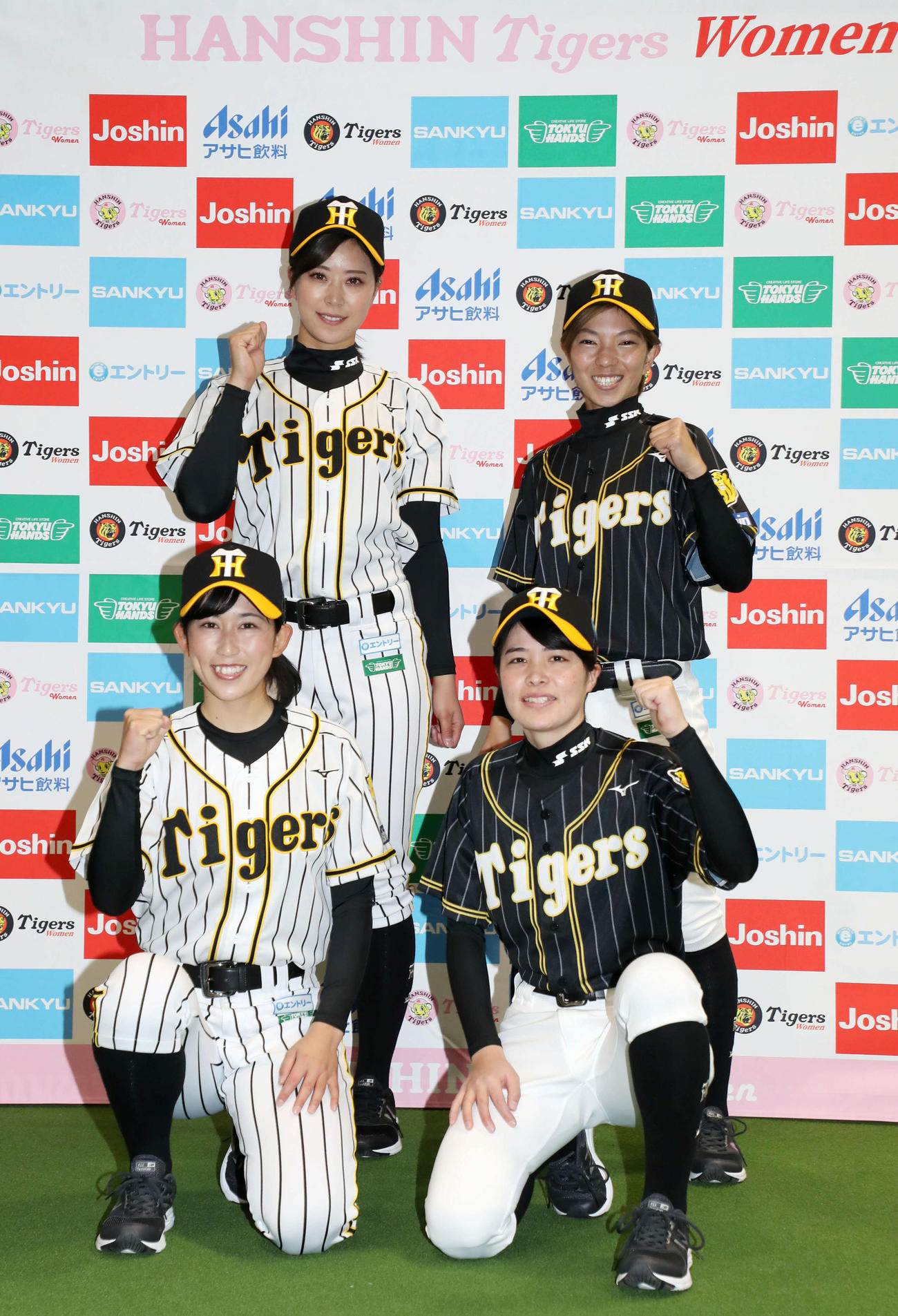 阪神タイガースWomenのユニホームと背番号発表会見で笑顔を見せる前列左から板東、生尾、後列左から高塚、浅野（撮影・加藤哉）