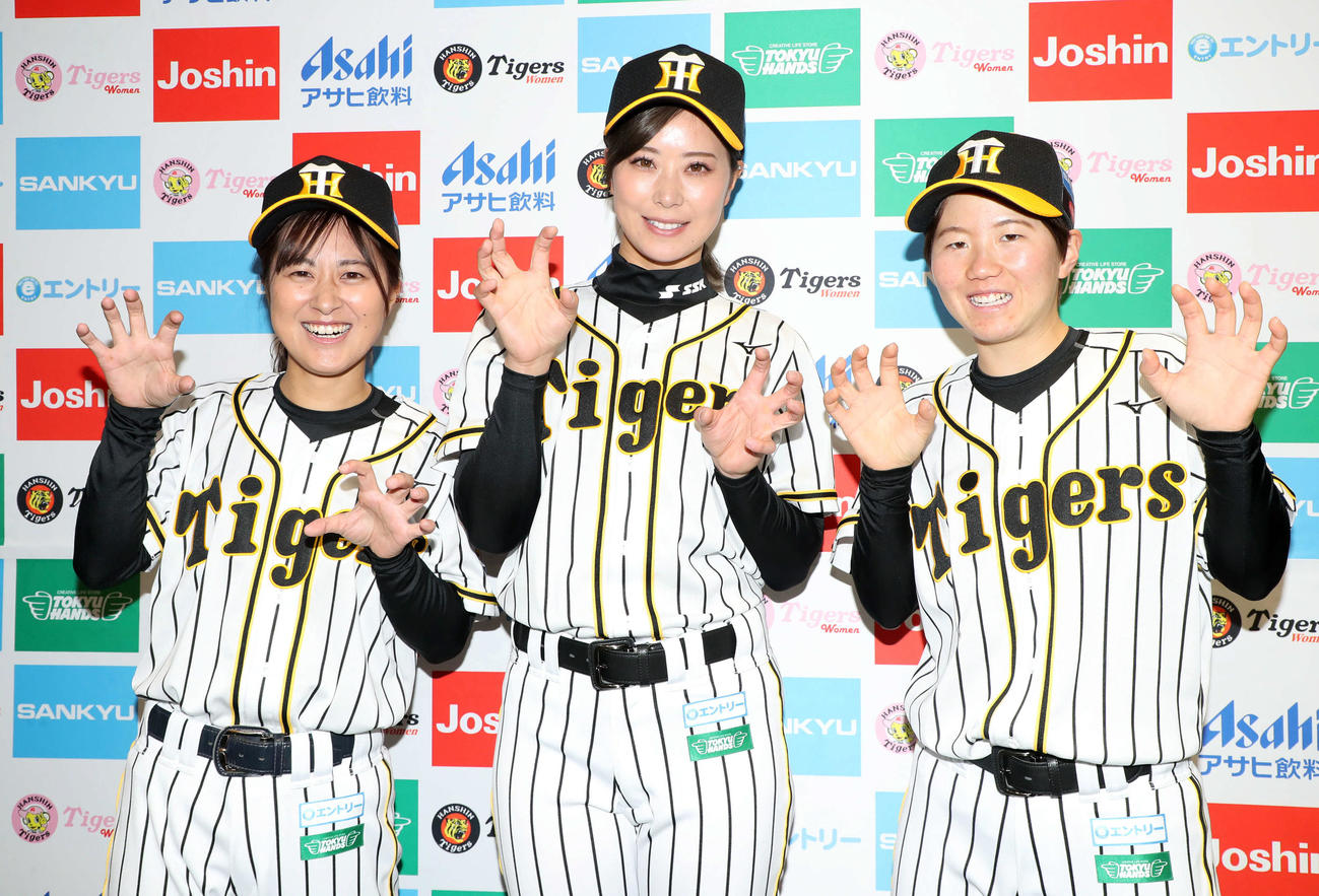阪神タイガースWomenのユニホームと背番号発表会見でポーズを決める左から三浦、高塚、水流（撮影・加藤哉）
