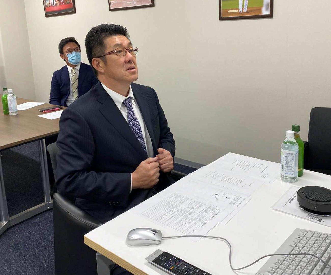 リモートで監督会議に出席した広島佐々岡監督。左は河田ヘッドコーチ（球団提供）