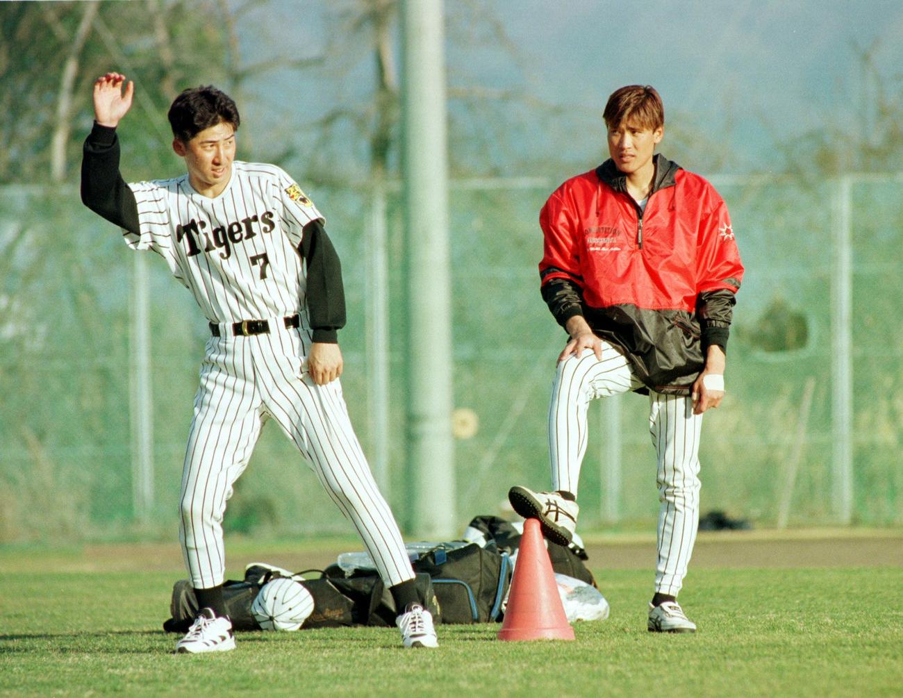 97年、高知・安芸で行われた春季キャンプでウオーミングアップする今岡氏と新庄氏