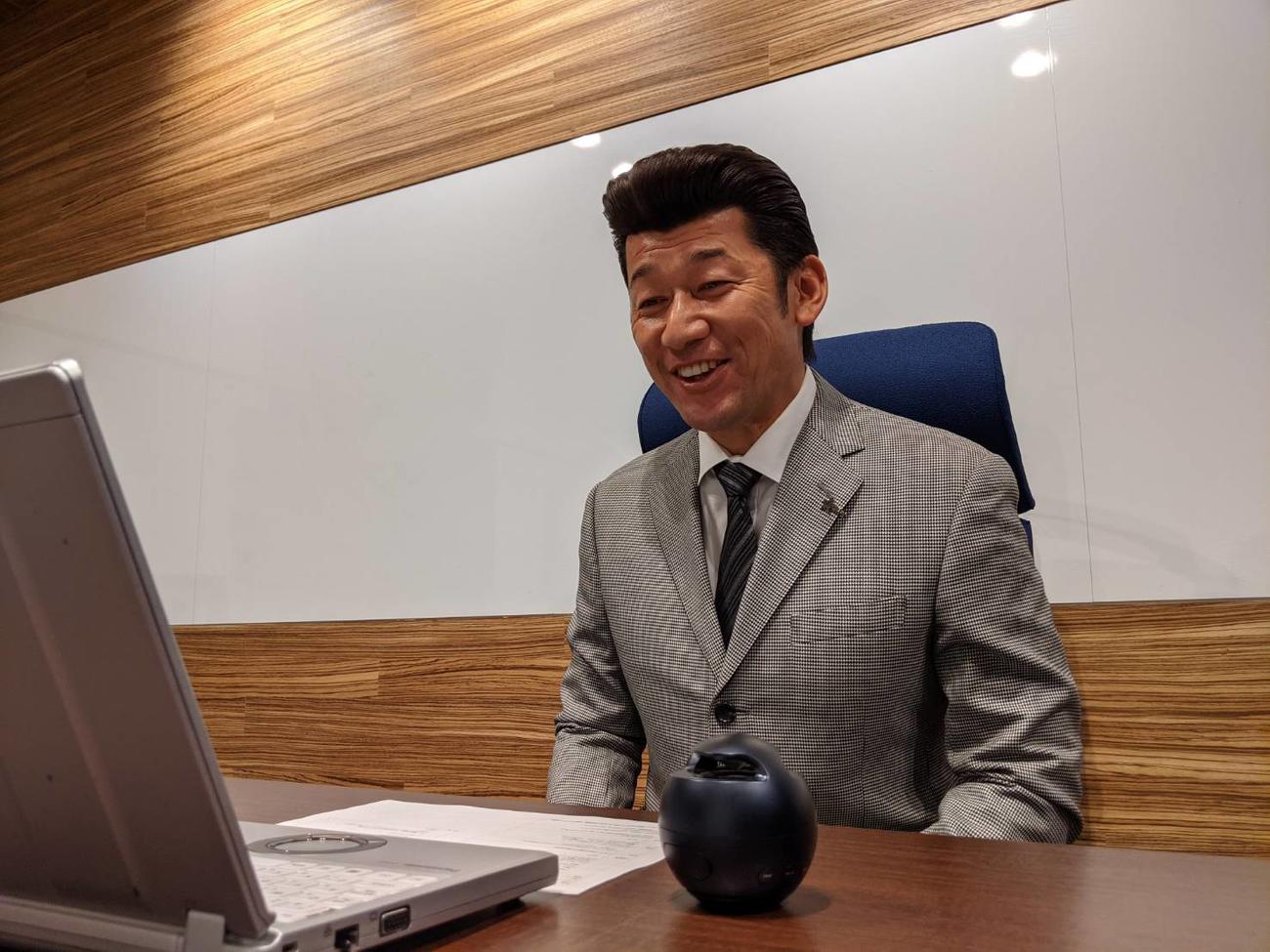 生まれ育った橿原市の亀田市長とオンライン対談したDeNA三浦監督（球団提供）