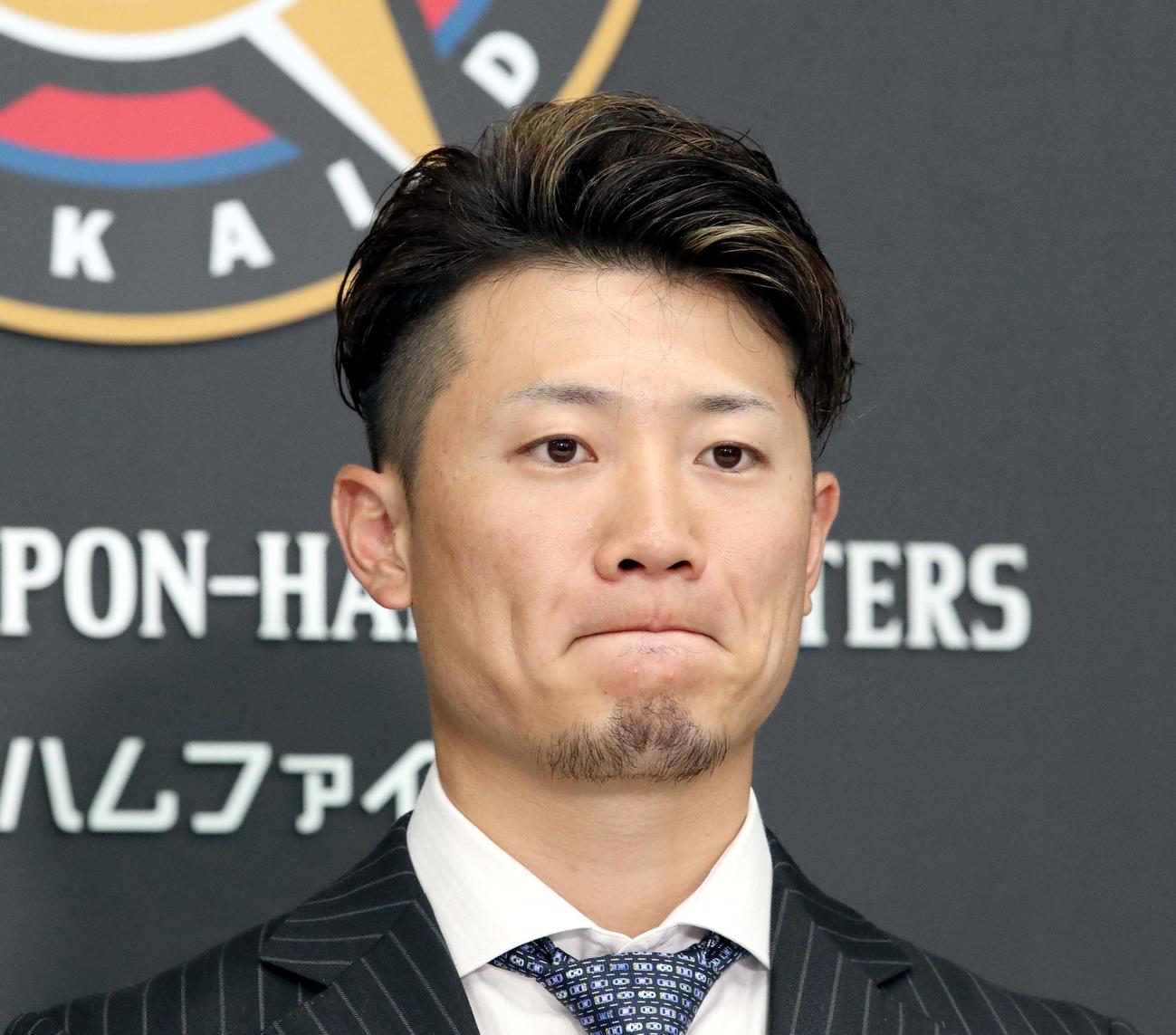 契約更改を終え会見に臨む日本ハム西川（撮影・佐藤翔太）