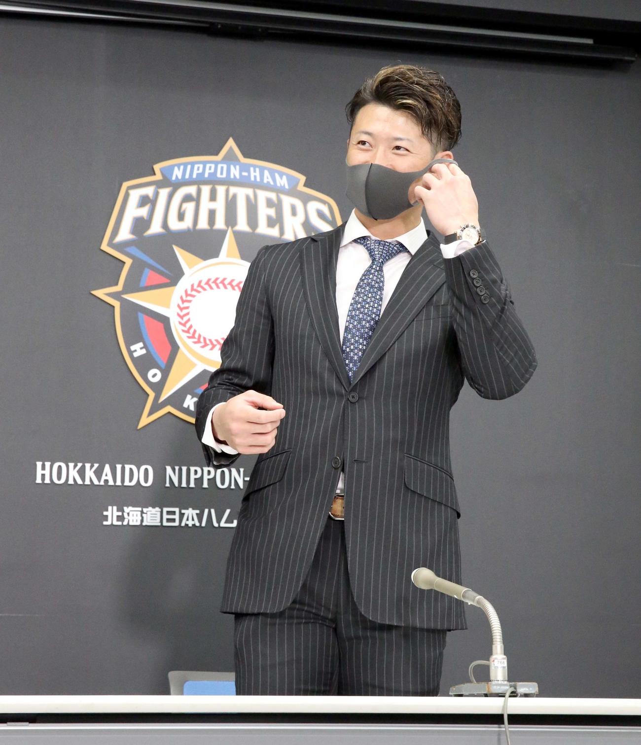 契約更改を終えマスク姿で会見場に現れる日本ハム西川（撮影・佐藤翔太）