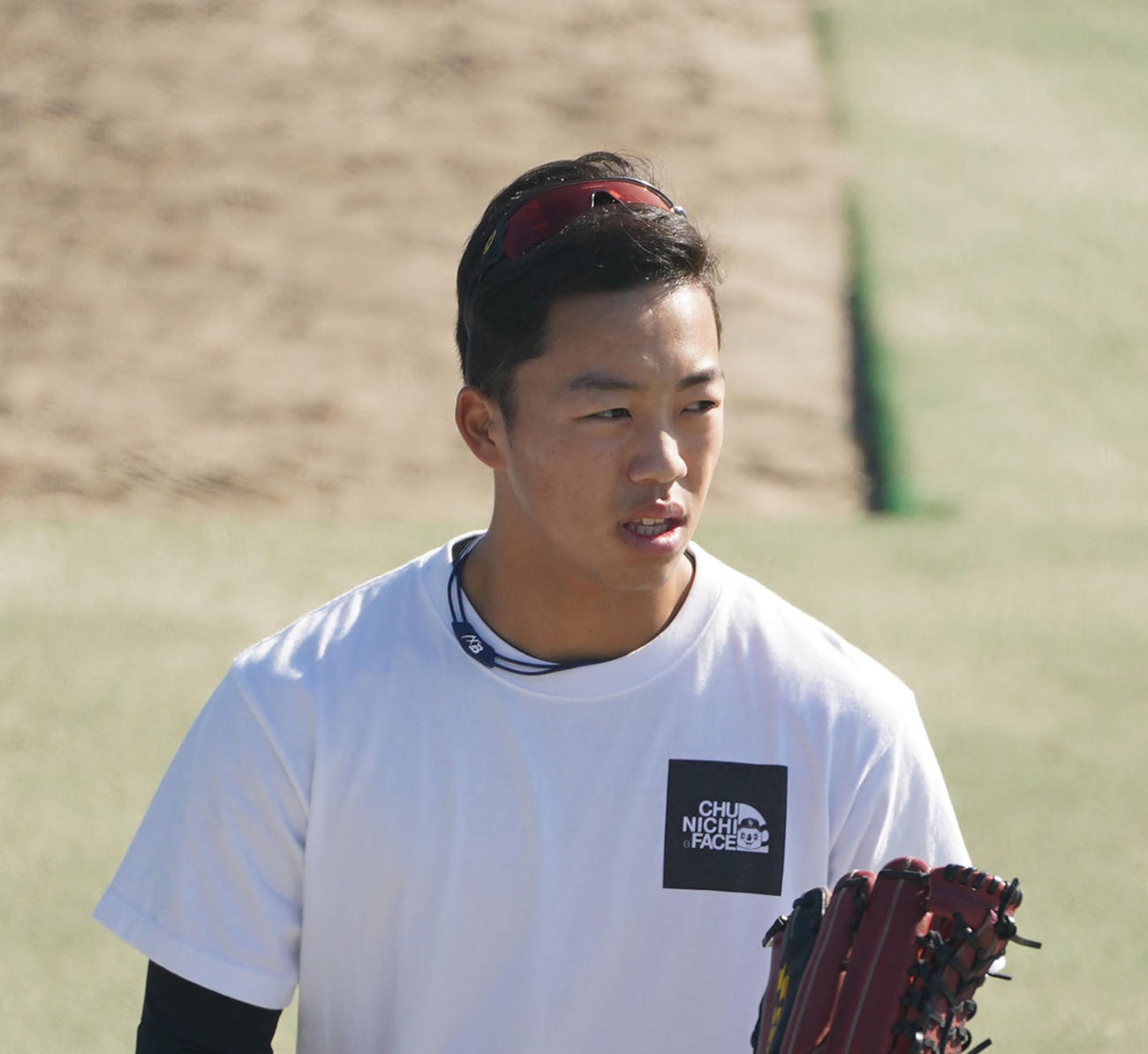 キャッチボールを終え移動する岡林勇希（撮影・森本幸一）