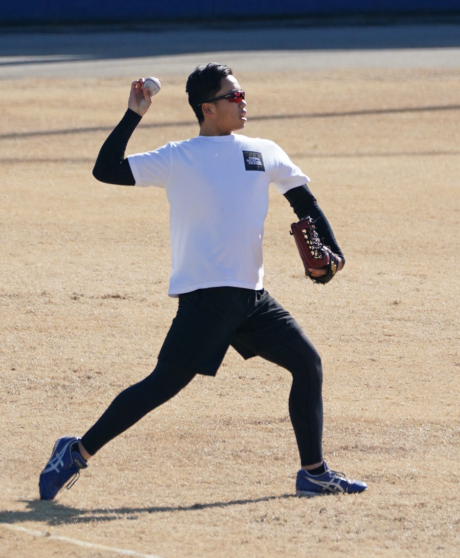 キャッチボールをする岡林勇希（撮影・森本幸一）