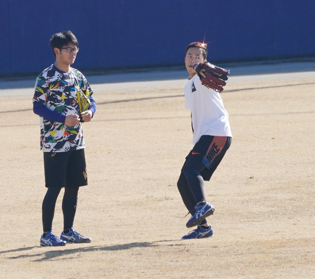 キャッチボールを終え松田亘哲（左）と話をする岡林勇希（右）（撮影・森本幸一）