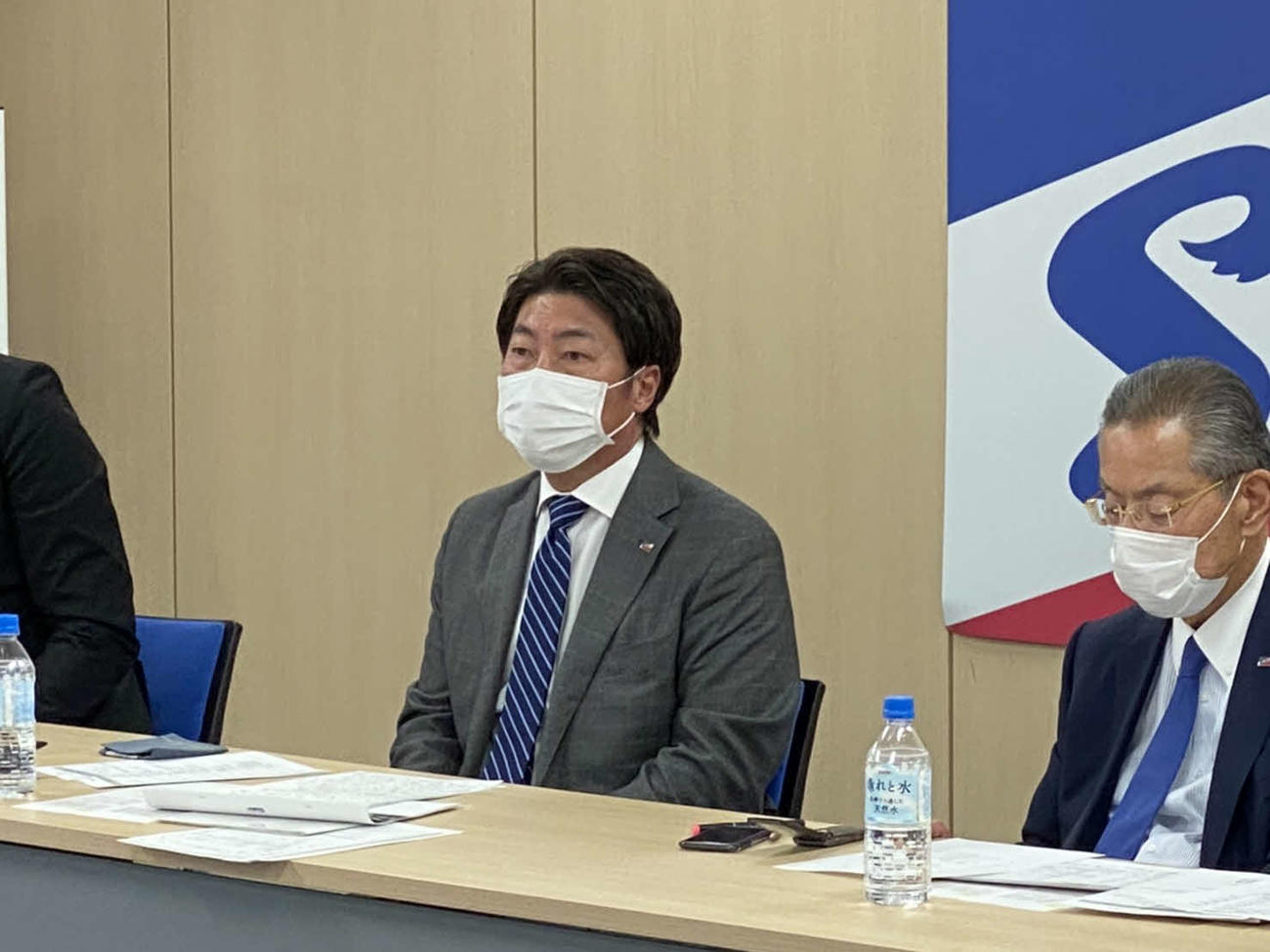 1・2軍監督コーチミーティングに臨むヤクルトの高津監督（左）と衣笠球団社長兼オーナー代行（球団提供）
