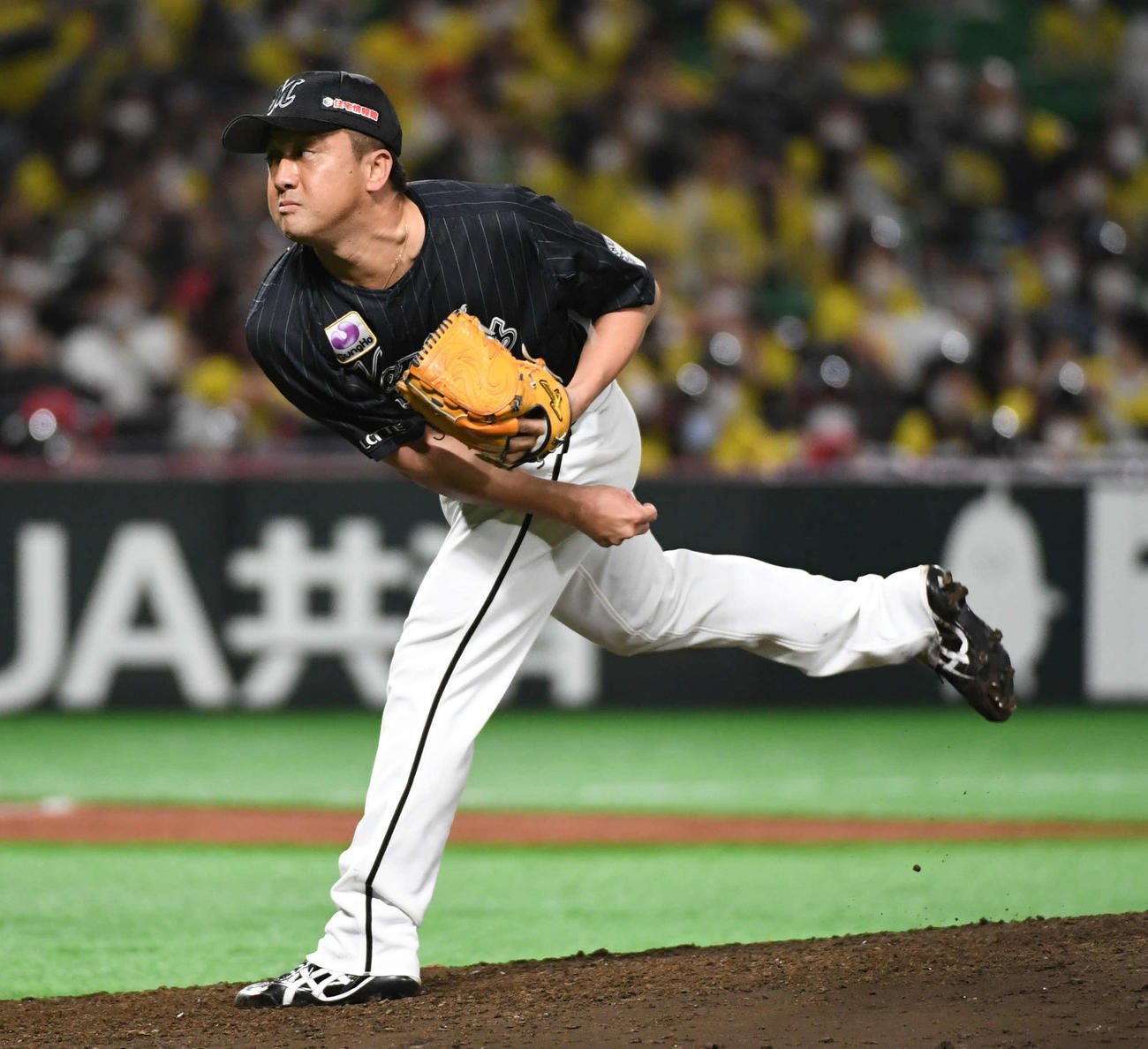 20年11月14日、ソフトバンクとのCS第1戦で力投するロッテ沢村