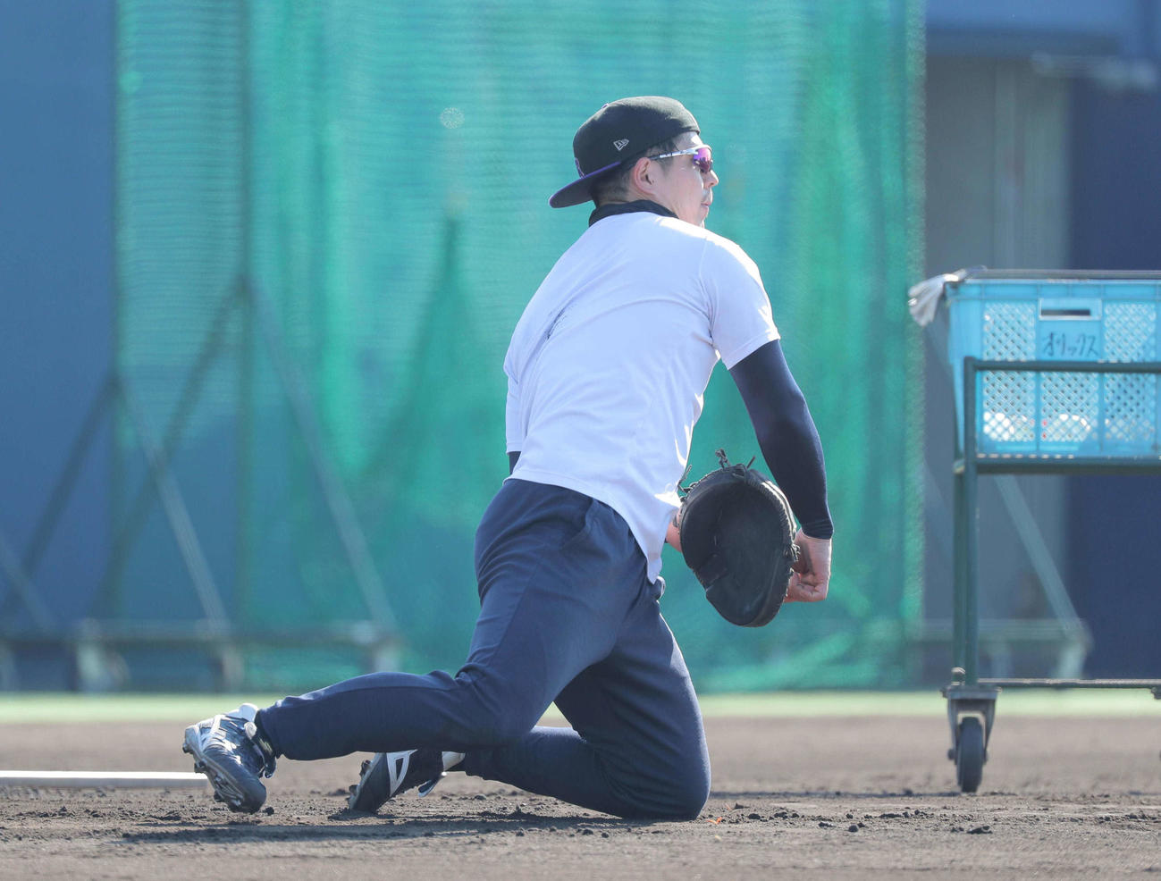 膝をついて、二塁への送球をするオリックス若月（代表撮影）