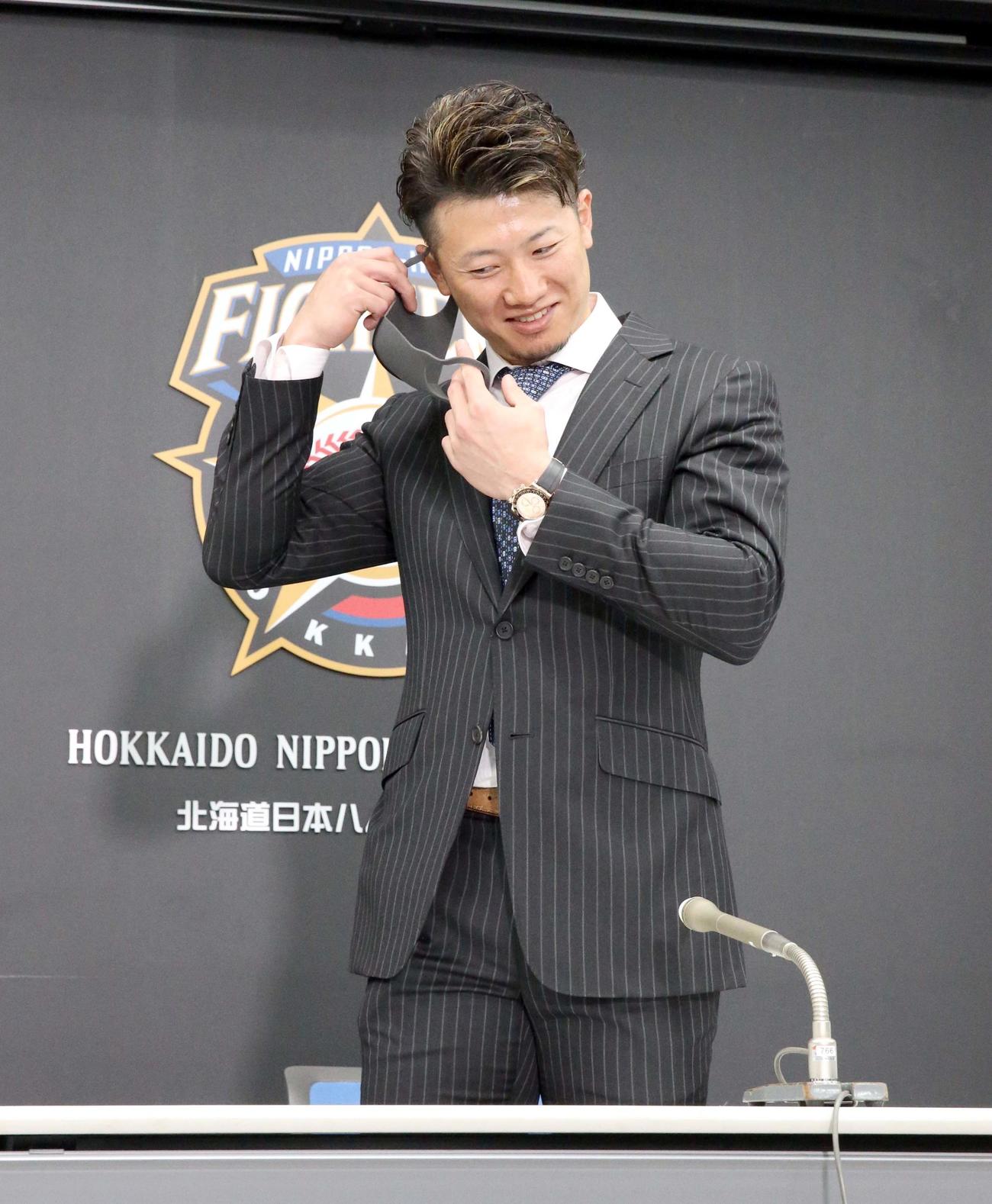 契約更改を終えマスク姿で会見場に現れる日本ハム西川（撮影・佐藤翔太）